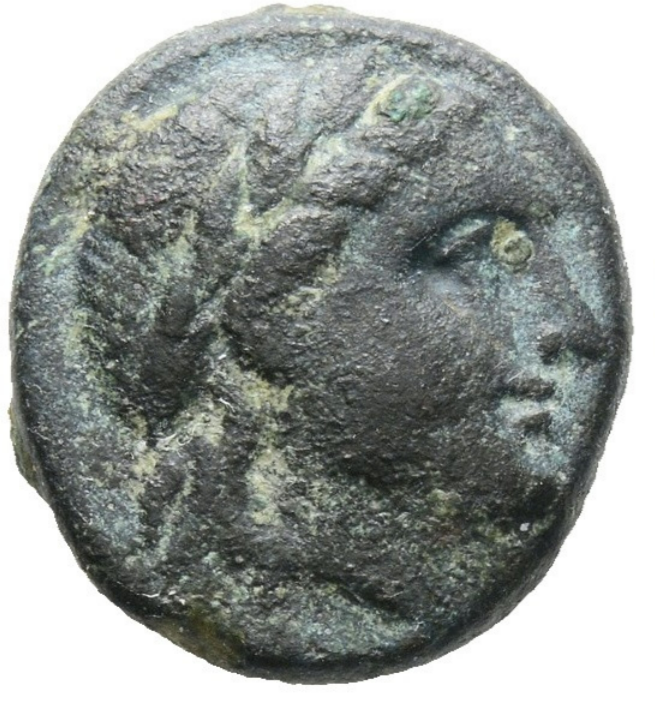 Eolia, Mirina. Cerca del siglo II-I a.C. Dicálcico o dicalco.
